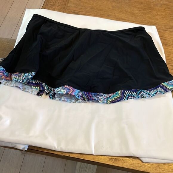 PROFILE BY GOTTEX SKIRT WITH BUILT IN BIKINI.  FLOWY MULTI COLORED TRIM.… - Picture 3 of 9